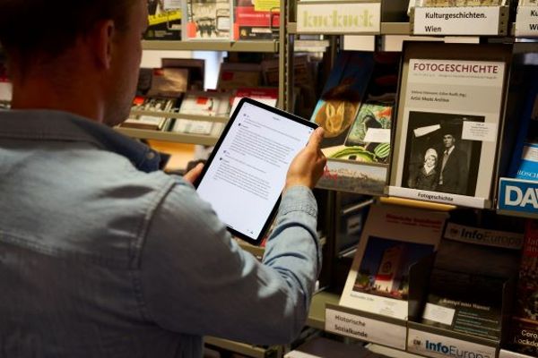 Digital Austria Act für Thema Digitale Kompetenzen. Mann sitz mit seinem Pad in einer Bibliothek und sucht Informationen. © APA-Fotoservice  - Foto apa 
