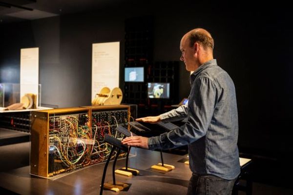 Digital Austria Act für Thema Innovationen. Mann steht vor Touchpads und einem Rahmen mit vielen Kabel.  © Philipp Greindl  - Foto apa 