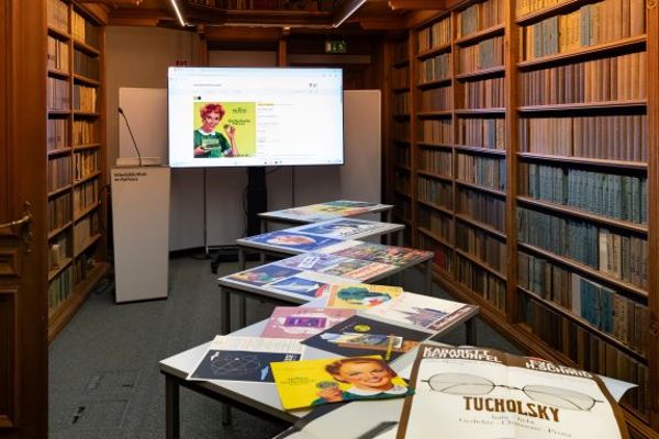 Digital Austria Act für Thema Medien, Kunst und Kultur. Bibliotheksraum mit vielen Plakaten und einer digitalen Leinwand. © F.JanaMadzigon-3206_C_APA-Fotoservice  - Foto apa 