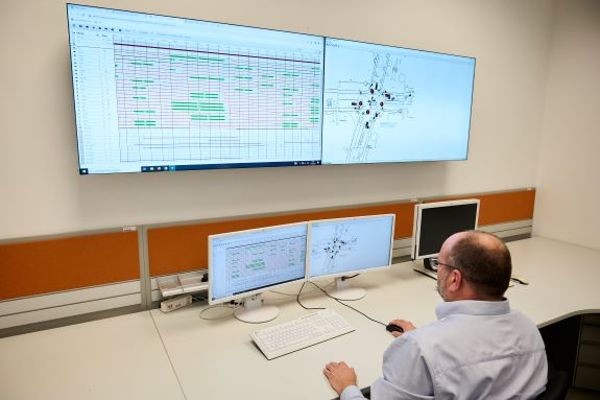 Digital Austria Act für Transformation der Wirtschaft. Mann sitzt vor zwei Bildschirmen und zwei großen Anzeigeschirmen zur Überwachung von Prozessen in der Unternehmen. © APA-Fotoservice  - Quelle apa 