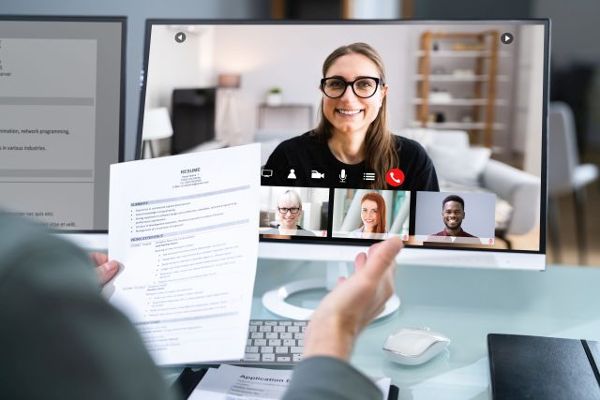 Blick auf Computerbildschirm, auf dem ein Online Meeting stattfindet 