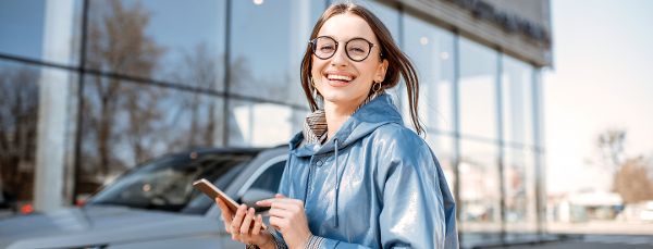 IDA_dame mit smartphone_desktop