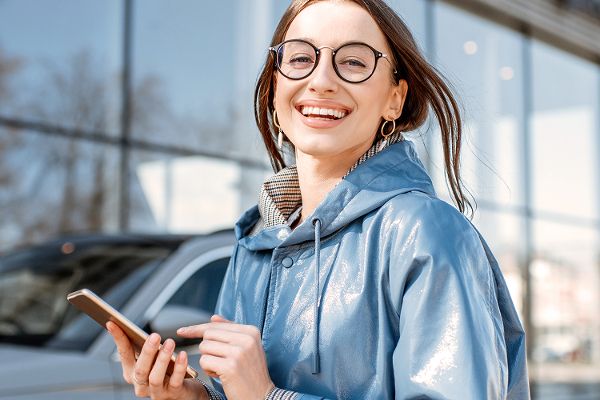 IDA_dame mit smartphone_mobile
