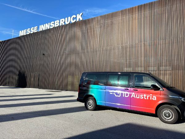 ID Austria Service-Tourbus vor der Messe Innsbruck. ID Austria Servicetag war bei der Herbstmesse Innsbruck