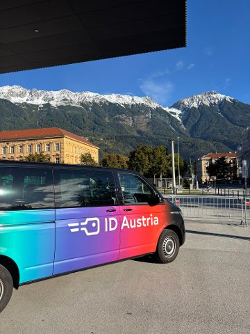 ID Austria Service-Tourbus vor der Messe Innsbruck. ID Austria Servicetag war bei der Herbstmesse Innsbruck. Hintergrund die Nordkette