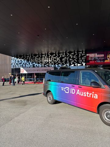 ID Austria Service-Tourbus vor der Messe Innsbruck. ID Austria Servicetag war bei der Herbstmesse Innsbruck