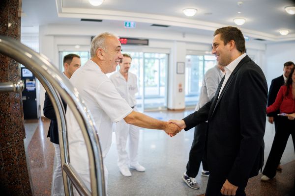 ID Austria Servicetour Rehaklinik Laab im Walde: Am 15. Juli 2026 nahm Staatssekretär Alexander Pröll (r.) an der ID Austria Servicetour 2026 in der Rehaklinik Laab im Walde teil.