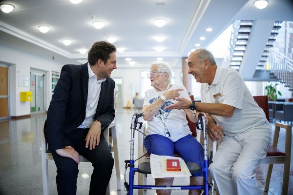 ID Austria Servicetour Rehaklinik Laab im Walde: Am 15. Juli 2026 nahm Staatssekretär Alexander Pröll (r.) an der ID Austria Servicetour 2026 in der Rehaklinik Laab im Walde teil.