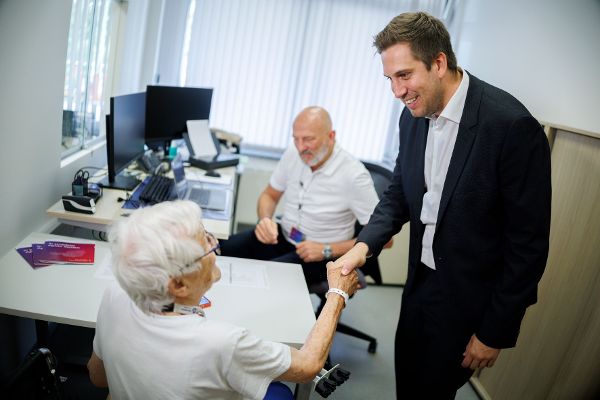 ID Austria Servicetour Rehaklinik Laab im Walde: Am 15. Juli 2026 nahm Staatssekretär Alexander Pröll (r.) an der ID Austria Servicetour 2026 in der Rehaklinik Laab im Walde teil.