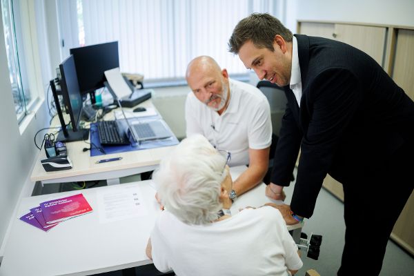 ID Austria Servicetour Rehaklinik Laab im Walde: Am 15. Juli 2026 nahm Staatssekretär Alexander Pröll (r.) an der ID Austria Servicetour 2026 in der Rehaklinik Laab im Walde teil.