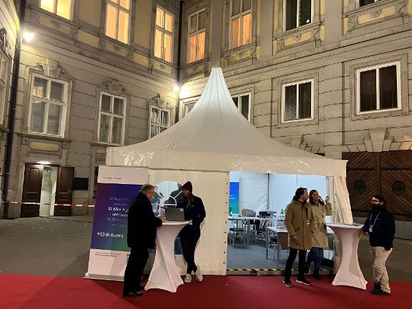 ID Austria Servicetour im BKA. Tag der offenen Tür im Bundeskanzleramt. Am 26. Oktober 2025 lud Staatssekretär Alexander Pröll (l.) anlässlich des Nationalfeiertags Besucherinnen und Besucher zum Tag der offenen Tür ins Bundeskanzleramt.