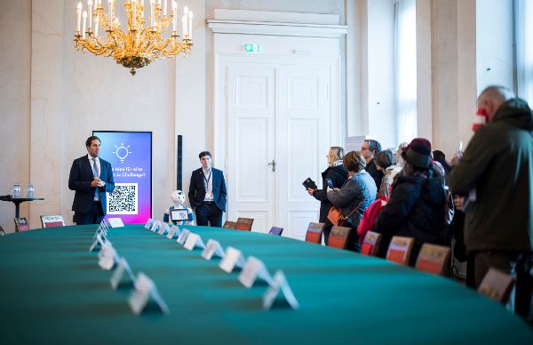 Tag der offenen Tür im Bundeskanzleramt. Am 26. Oktober 2025 lud Staatssekretär Alexander Pröll (l.) anlässlich des Nationalfeiertags Besucherinnen und Besucher zum Tag der offenen Tür ins Bundeskanzleramt.