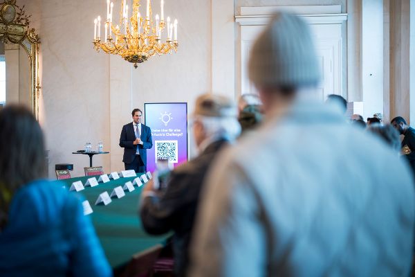 Tag der offenen Tür im Bundeskanzleramt. Am 26. Oktober 2025 lud Staatssekretär Alexander Pröll (l.) anlässlich des Nationalfeiertags Besucherinnen und Besucher zum Tag der offenen Tür ins Bundeskanzleramt.