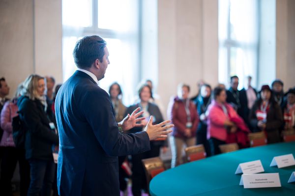 Tag der offenen Tür im Bundeskanzleramt. Am 26. Oktober 2025 lud Staatssekretär Alexander Pröll (l.) anlässlich des Nationalfeiertags Besucherinnen und Besucher zum Tag der offenen Tür ins Bundeskanzleramt.