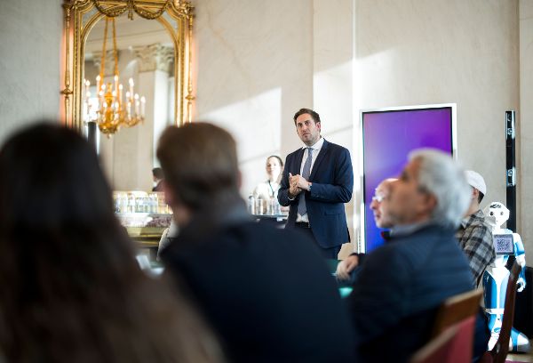Tag der offenen Tür im Bundeskanzleramt. Am 26. Oktober 2025 lud Staatssekretär Alexander Pröll (l.) anlässlich des Nationalfeiertags Besucherinnen und Besucher zum Tag der offenen Tür ins Bundeskanzleramt.