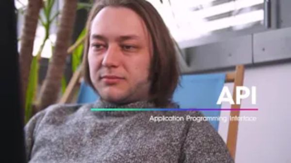 Bild zeigt Mann vor Computer mit dem Text API eingeblendet