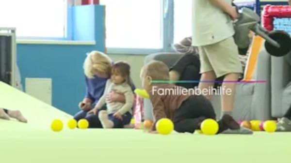 Bild zeigt Mutter mit Kindern mit dem Text „Familienbeihilfe“ eingeblendet.