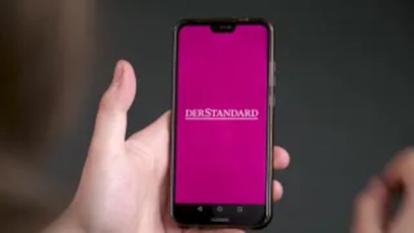 Bild zeigt ein Smartphone mit einer Tageszeitungsapp 