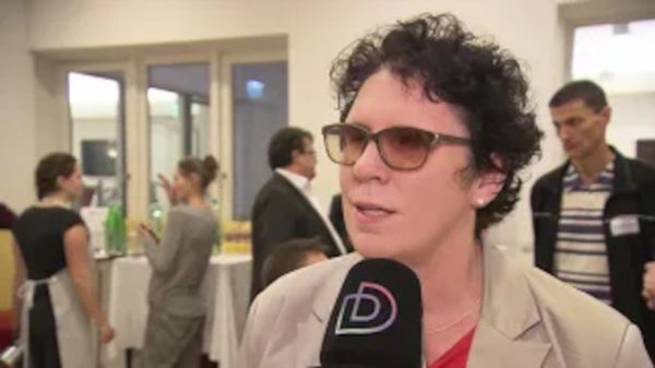 Bild zeigt Frau, die interviewt wird.