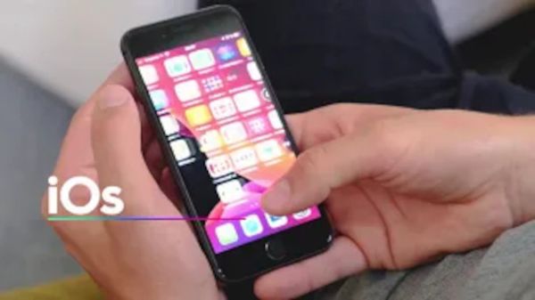 Bild zeigt Smartphone mit dem Text iOs im Vordergrund eingeblendet