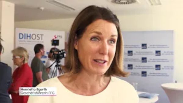 Bild zeigt eine Frau, die zum Thema Digital Innovation Hubs interviewt wird