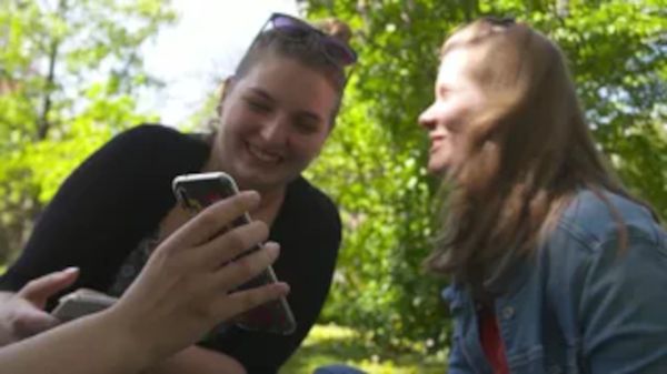 Zwei Frauen mit Smartphone