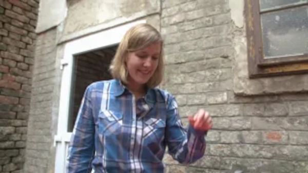 Bild zeigt eine Frau die nach unten blickt