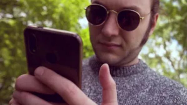 Mann mit Smartphone in der Hand