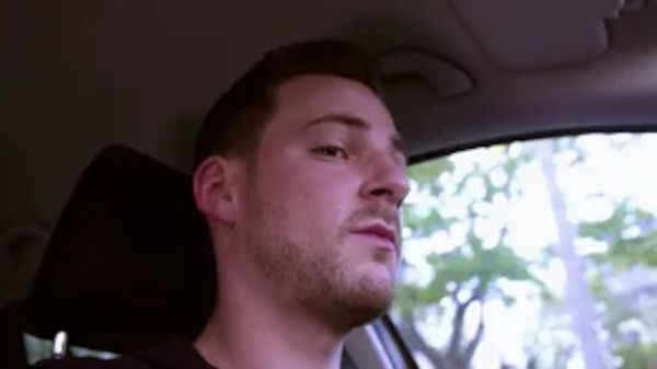 Mann sitzt im Auto
