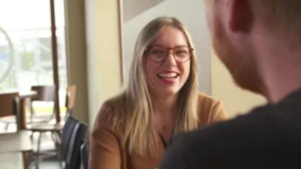 Frau, die sich mit einem Mann unterhält
