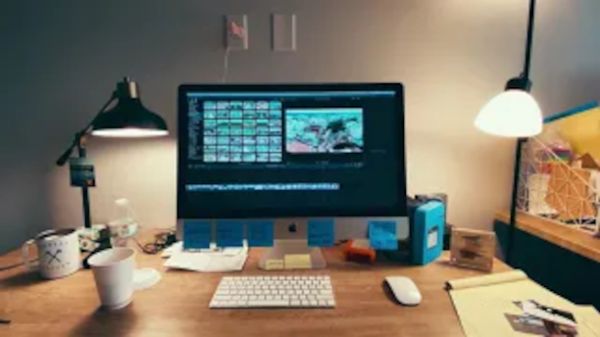 Arbeitsplatz mit Tastatur und Bildschirm
