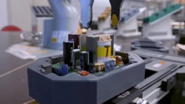  Industriemaschine, die Geräte automatisch mit Batterien bestückt 