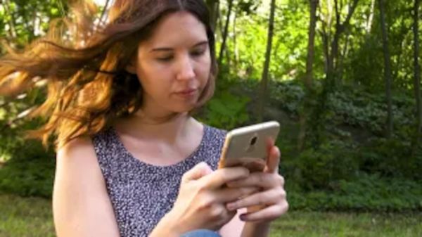 Frau mit Smartphone in der Hand