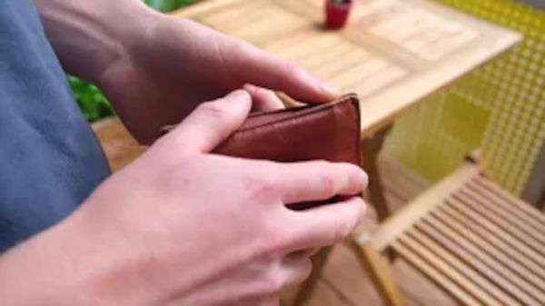 Hand mit Geldbörse