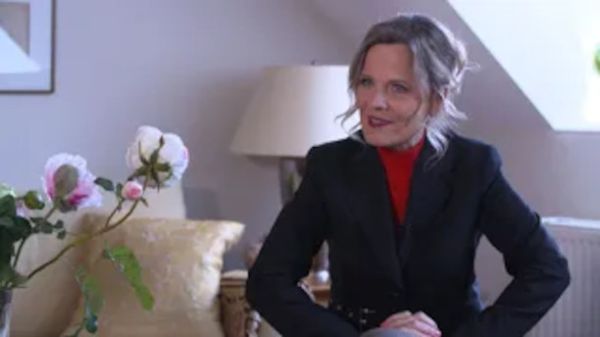 Frau wird interviewt