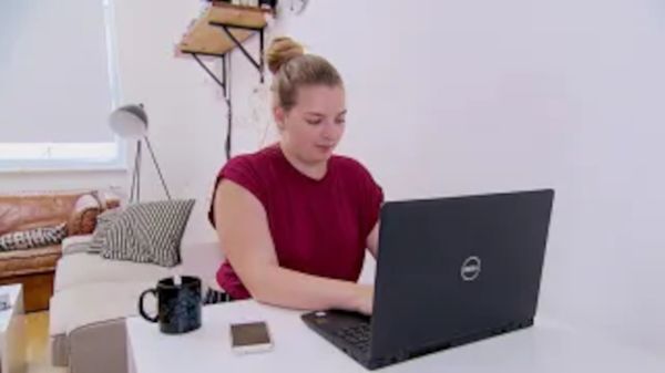Frau arbeitet mit Laptop