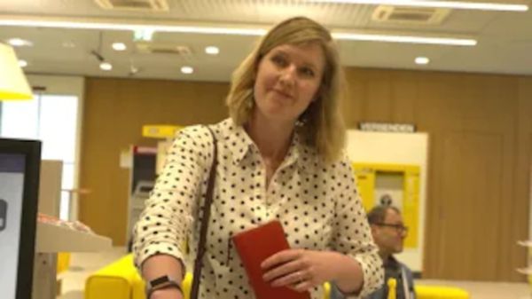 Frau am Postschalter