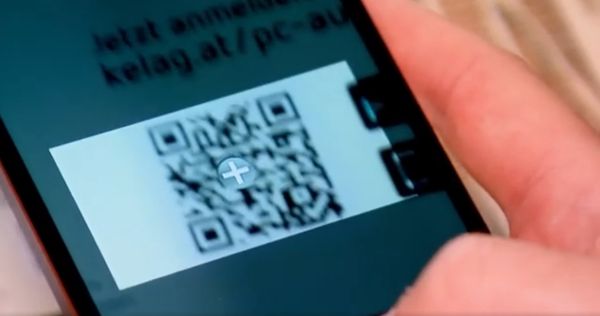 Smartphone mit eingescanntem QR Code