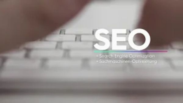 Tastatur und Hand mit Schrift SEO