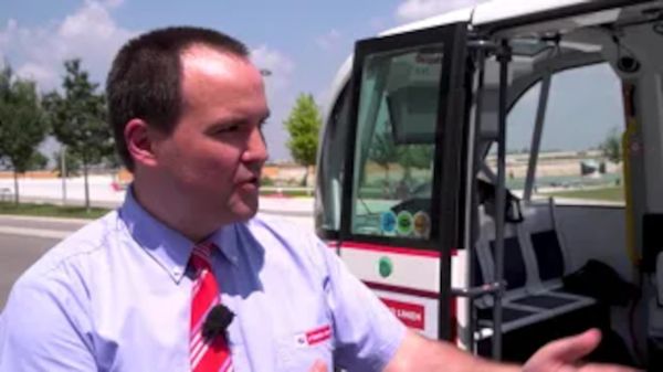 Busfahrer steht vor Bus