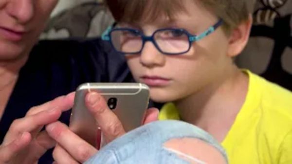 Frau und Kind mit Smartphone