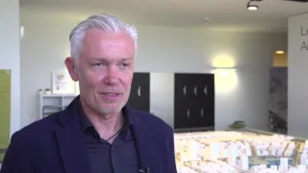 Mann wird interviewt