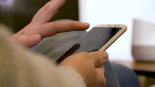 Hand mit Tablet