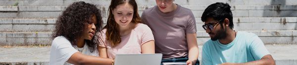 Vier teeanger sitzen gemeinsam vor einem Laptop ©  freepik.com 