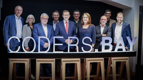 Personen von links nach rechts: ehemaliger AMS OÖ-Landesgeschäftsführer Gerhard Straßer, Aufsichtsratsvorsitzender der BBRZ GRUPPE Johann Kalliauer, Wirtschaftslandesrat Markus Achleitner, Geschäftsführer Business Upper Austria GmbH Werner Pamminger, Vize-Bürgermeisterin der Stadt Linz Tina Blöchl  ©  CODERS.BAY 