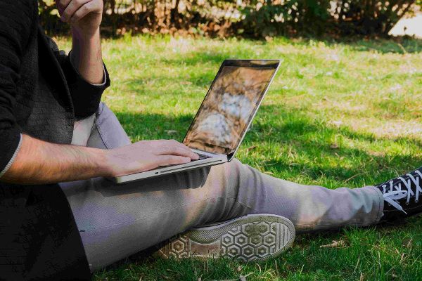 Person sitzt mit Laptop in Wiese ©  freepik.com 