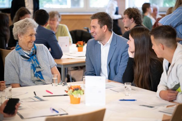Staatssekretär Pröll beim #GemeinsamDigital Schulbesuch &copy;  BKA/Paul Gruber 