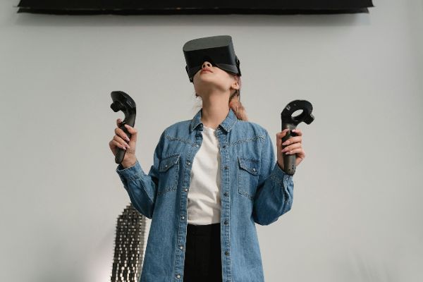 Frau mit Virtual Reality Brille und Controller © Tima Miroshnichenko  - Pexels 