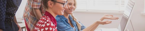 zwei Frauen sitzen vor einem Laptop  © gpointstudio  - freepik.com 