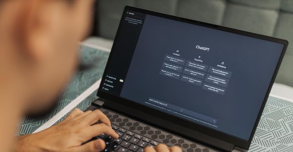 Laptopbildschrim auf dem die KI-Anwendung ChatGPT geöffnet ist © Matheus Bertelli  - pexels 